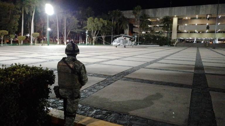 Uno de los helicópteros del Ejército que aterrizó en la explanada del Palacio de Gobierno.