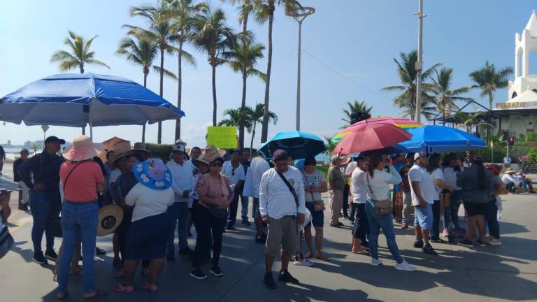 Vendedores de playa de Mazatlán protesta por permisos de Semarnat.