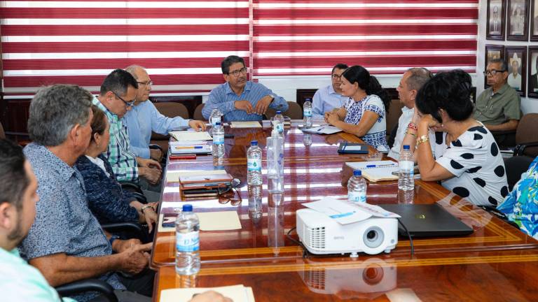 Reunión de autoridades municipales de Guasave con el Comité Fundacional de Juan José Ríos.