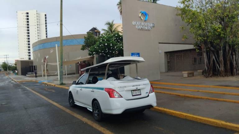 Choferes de ecotaxis verdes hicieron sitio afuera del Gran Acuario Mazatlán Mar de Cortés.