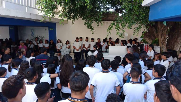 Estudiantes de la preparatoria de la UAS en Agua Verde, en Rosario, dan el último adiós a su compañero Víctor.