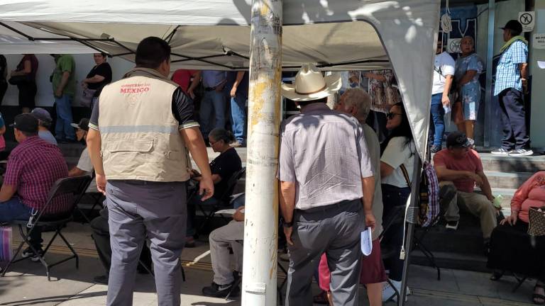 Adultos mayores debieron salir a la calle a cobrar su pensión a pesar del temor por la inseguridad en Culiacán.