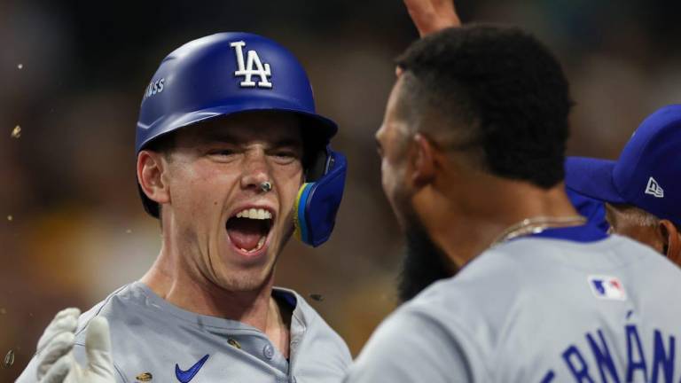 Con trueno y buen pitcheo, Dodgers mandan la Serie Divisional de regreso a Los Ángeles