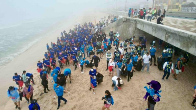 Un gran número de personas se sumaron a la jornada de limpieza de playa de Mazatlán este sábado Día de la Madre Tierra.