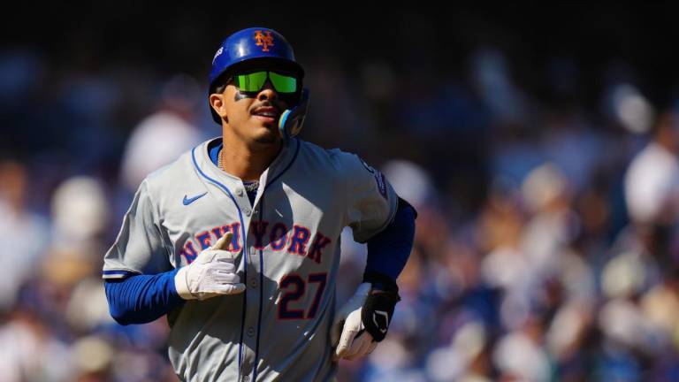 Mark Vientos recorre las bases tras conectar grand slam para los Mets.