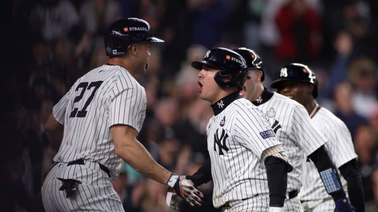 Giancarlo Stanton es recibido en home luego de anotar con el grand slam de Anthony Volpi.