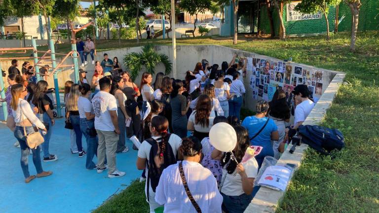 Colocan ofrendas en memoria de Liam Payne en el Parque Ciudades Hermanas