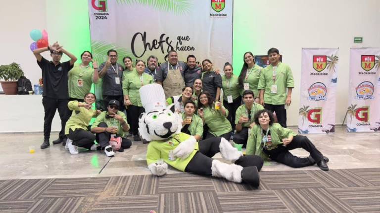 El Chef Ejecutivo Luis Ignacio Pazos junto a jóvenes que participaron en el Congreso Gastronómico Madeleine 2024.