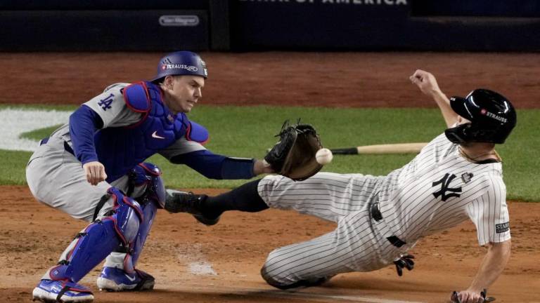 Giancarlo Stanton fue puesto out en la cuarta entrada.