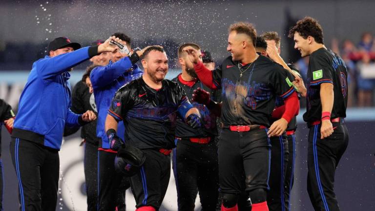 Alejandro Kirk da victoria a los Azulejos al dejar tendido a Cardenales