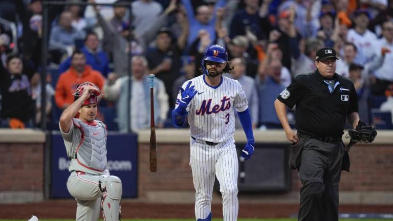 Jesse Winker dio uno de los dos jonrones de los Mets, que tomaron ventaja en su serie ante los Filis.