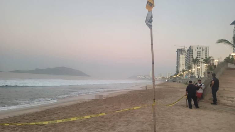 Sale del mar cuerpo sin vida en playa de Mazatlán