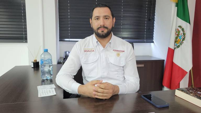 El delegado de Programas de Bienestar en Sinaloa, Ulises Piña, sugiere a adultos mayores pagar con tarjeta para no ir al banco a sacar dinero.