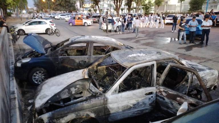 Los Bomberos y Protección Civil acudieron al lugar para sofocar el fuego con espuma.