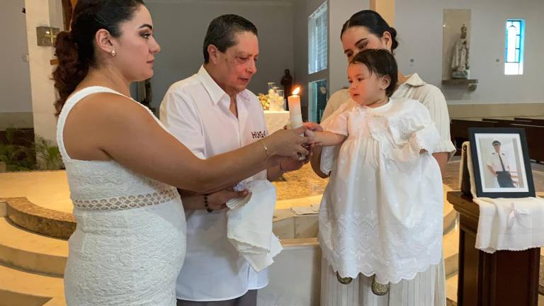 Recibe Evangeline Gastélum Caro las aguas del bautismo