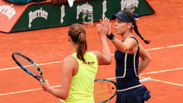 Giuliana Olmos (der.) y Alexandra Panova buscarán avanzar el miércoles a la segunda ronda.