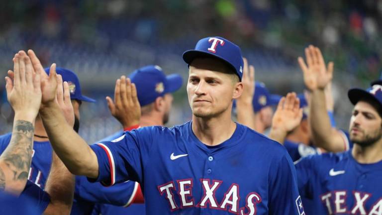 Rangers blanquean a Marlins.