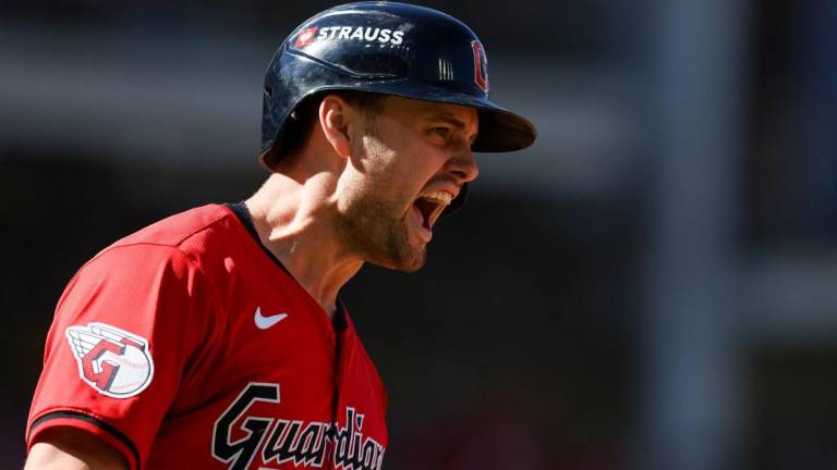 Lane Thomas celebra su batazo de cuatro estaciones para los Guardianes.