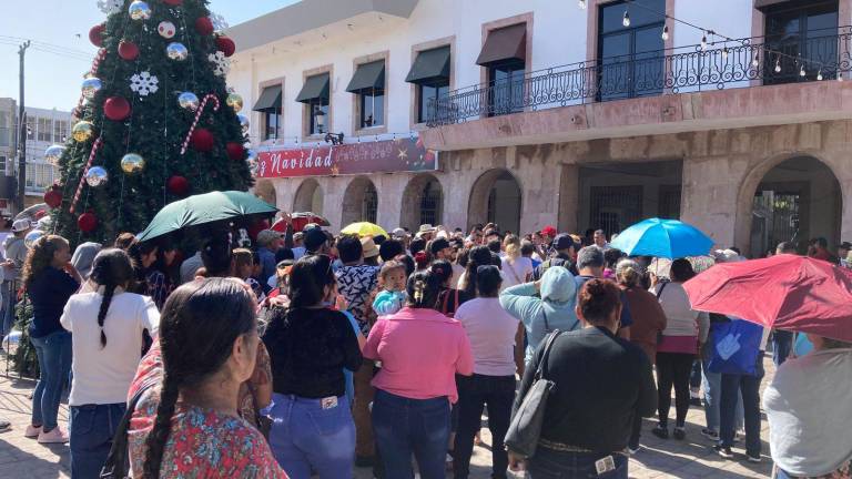 Protesta de personas desplazadas por la violencia en Palacio Municipal de Mazatlán.