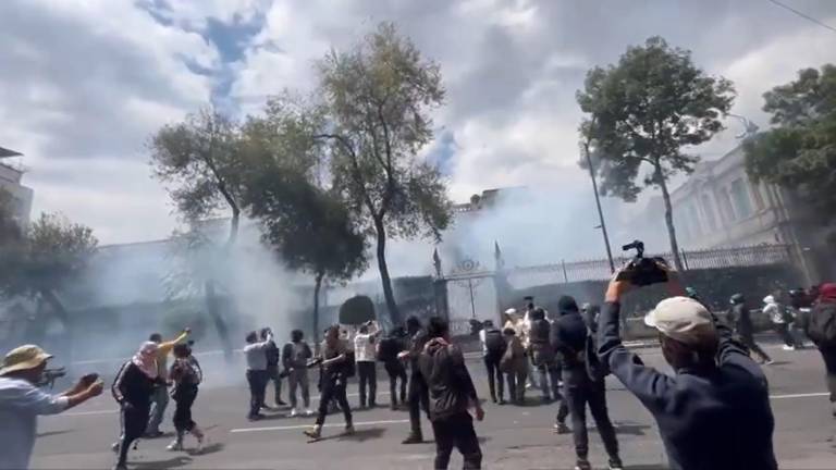 Manifestantes acudieron a la Secretaría de Gobernación y lanzaron petardos.