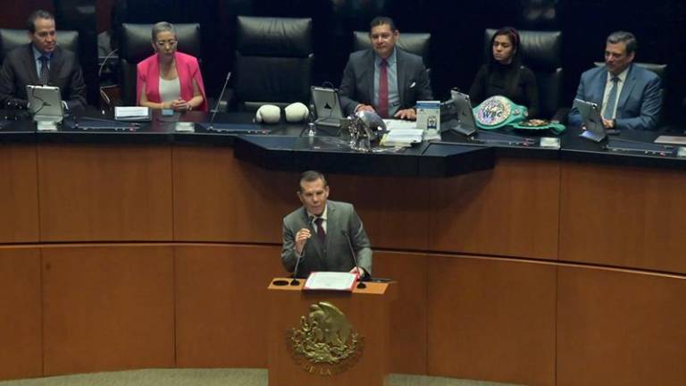 Julio César Chávez durante su discurso en el Senado de la República.