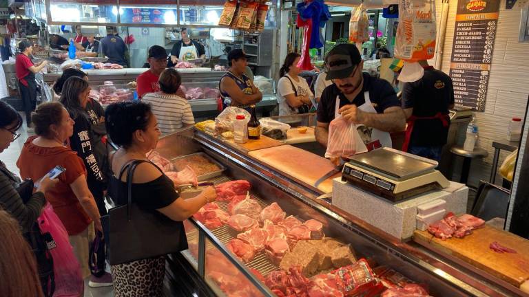 Compras en el mercado para las fiestas navideñas.