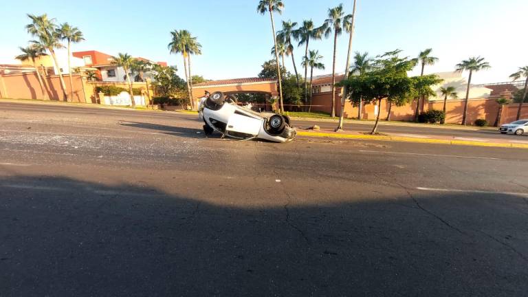 Un automóvil terminó volcado tras falla mecánica sobre la avenida Álvaro Obregón, en Culiacán.