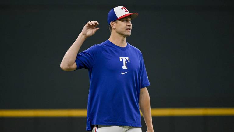 Jacob deGrom está progresando bien en su rehabilitación con miras a regresar en agosto a la Gran Carpa.