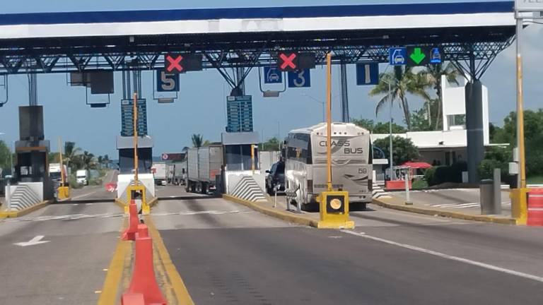 La circulación sobre la autopista Mazatlán-Culiacán se encuentra normalizada en la caseta de Mármol.