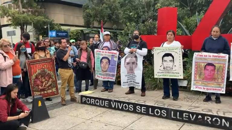 Sí hubo un soldado infiltrado en la normal: padres de estudiantes de Ayotzinapa contradicen informe de AMLO