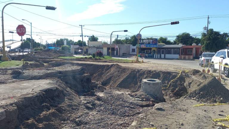 Dañan tubería y cortan suministro de agua a 10 asentamientos de Mazatlán