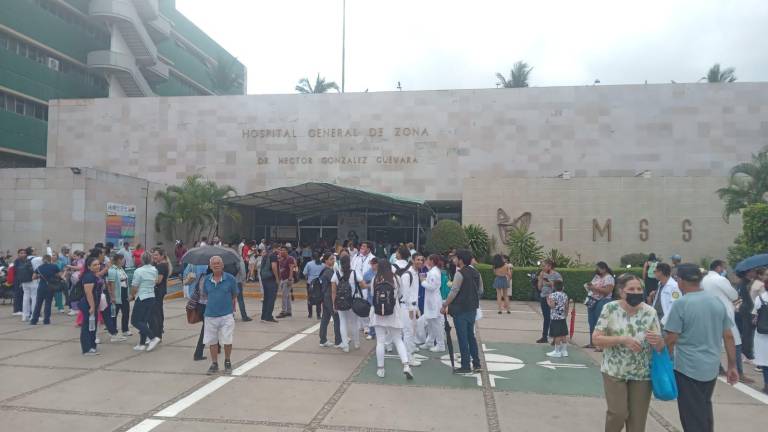 Evacuación de derechohabientes, pacientes y personal del Hospital General de Zona, número 3 del IMSS en Mazatlán, conocido como IMSS nuevo.