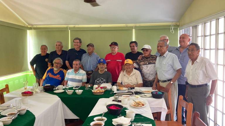 Más de 20 socios honorarios ofrecen conferencia para dar su versión del caso.