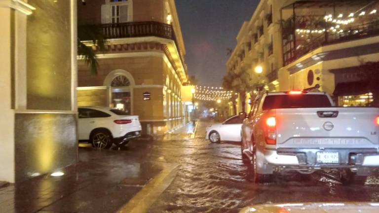 El nivel de agua a alcanzado el nivel de las banquetas en las calles del Centro Histórico.