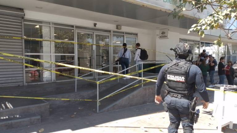 La sucursal del Banco de Bienestar en el Centro de Culiacán fue acordonada tras los sucesos.