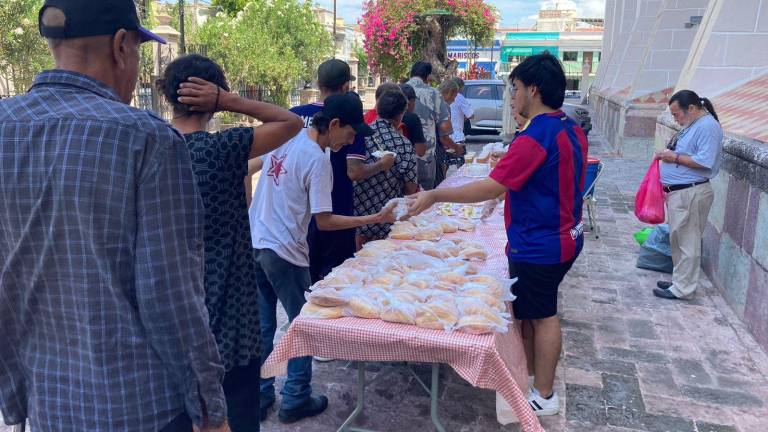 Ayuda comedor comunitario en Catedral de Mazatlán a personas sin hogar desde 4 años