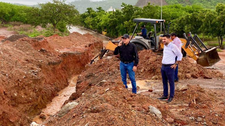 El Alcalde de Mazatlán y funcionarios municipales realizan un recorrido en el fraccionamiento Monteverde, que habían quedado incomunicados por avenidas inundadas.