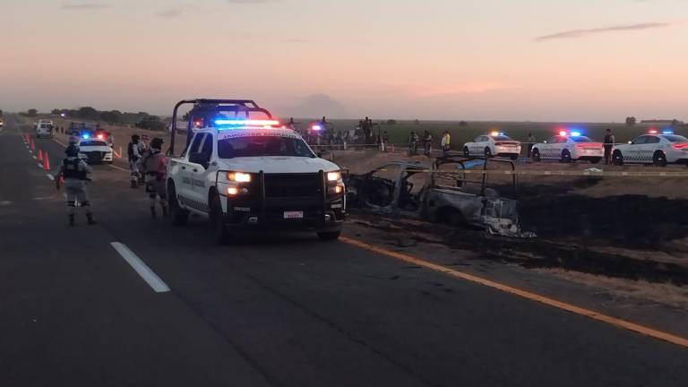 La unidad de la Guardia Nacional en la que viajaban los elementos terminó calcinada al accidentarse en carretera de Navolato.