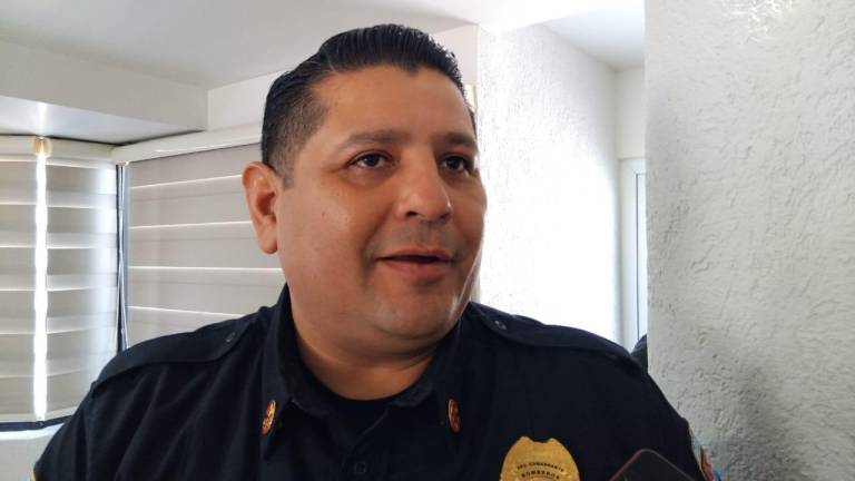 El comandante de Bomberos de Mazatlán, Saúl Robles Chávez, llama a no usar veladoras para evitar incendios.