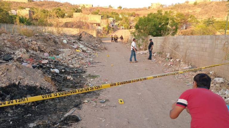 El cuerpo del hombre asesinado estaba sobre el escombro en una vialidad de Culiacán.