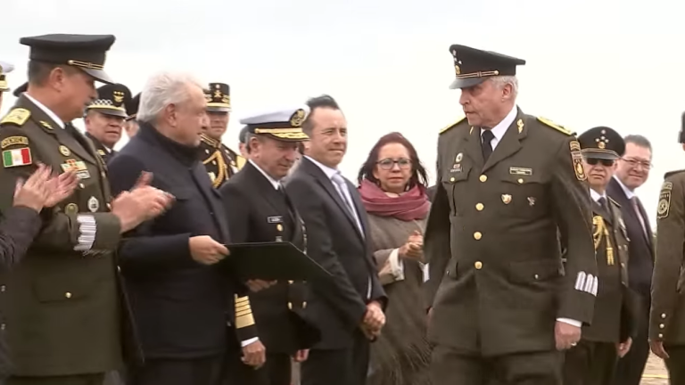 El General de División en retiro fue distinguido con la presea Bicentenario por haberse desempeñado como director del Heroico Colegio Militar en Veracruz.