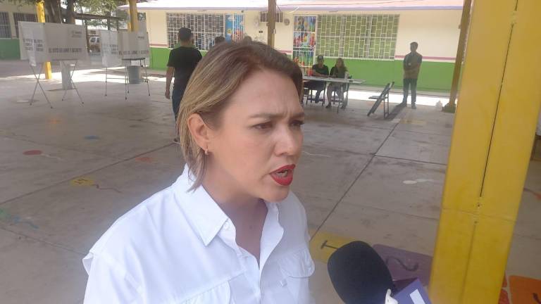 La candidata a la Alcaldía de Culiacán acude a emitir su voto y llama a las autoridades a vigilar el proceso electoral.