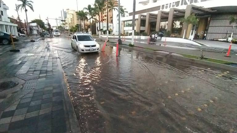 Durante dos días seguidos se han formado lagunas en ese sector de la Zona Dorada por las lluvias.