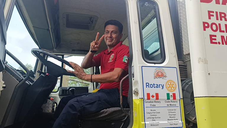 Panchoe Ayala combina su carrera como bombero y su labor altruista en Escuinapa