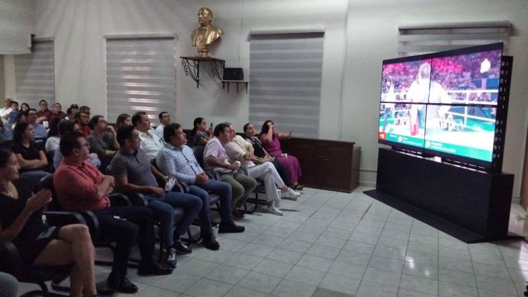 El Alcalde y su gabinete disfrutaron del encuentro del boxeador mazatleco.