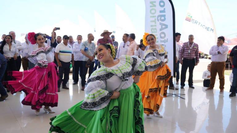 Representantes del Ballet Folclórico del Instituto de Cultura de Mazatlán dan la bienvenida a los participantes.