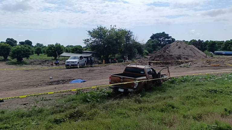 Choca camioneta contra tren en Escuinapa; hay un muerto y un herido