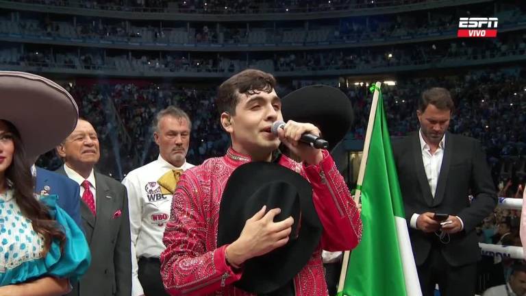 ‘Viva México ca...’, grita Beto Vega al interpretar el ‘Himno Nacional’ previo a la pelea del Canelo