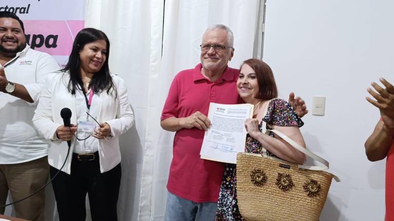 Entrega de constancia como Alcalde electo de Escuinapa a Víctor Díaz Simental.