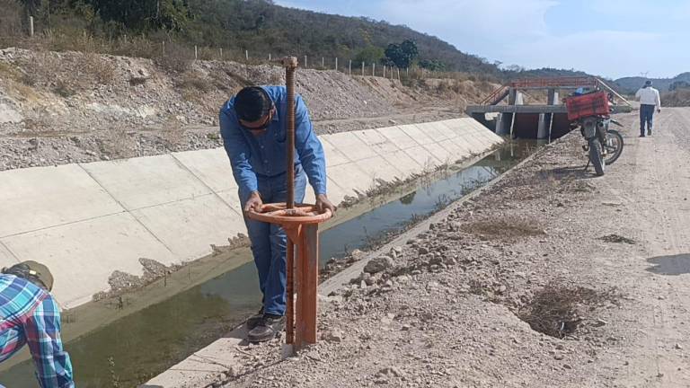 Vandalizan canales de riego de la presa Santa María